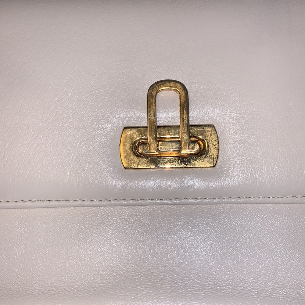 Lord & Taylor Vintage ivory white leather shoulder Crossbody with chain strap. - Picture 7 of 11
